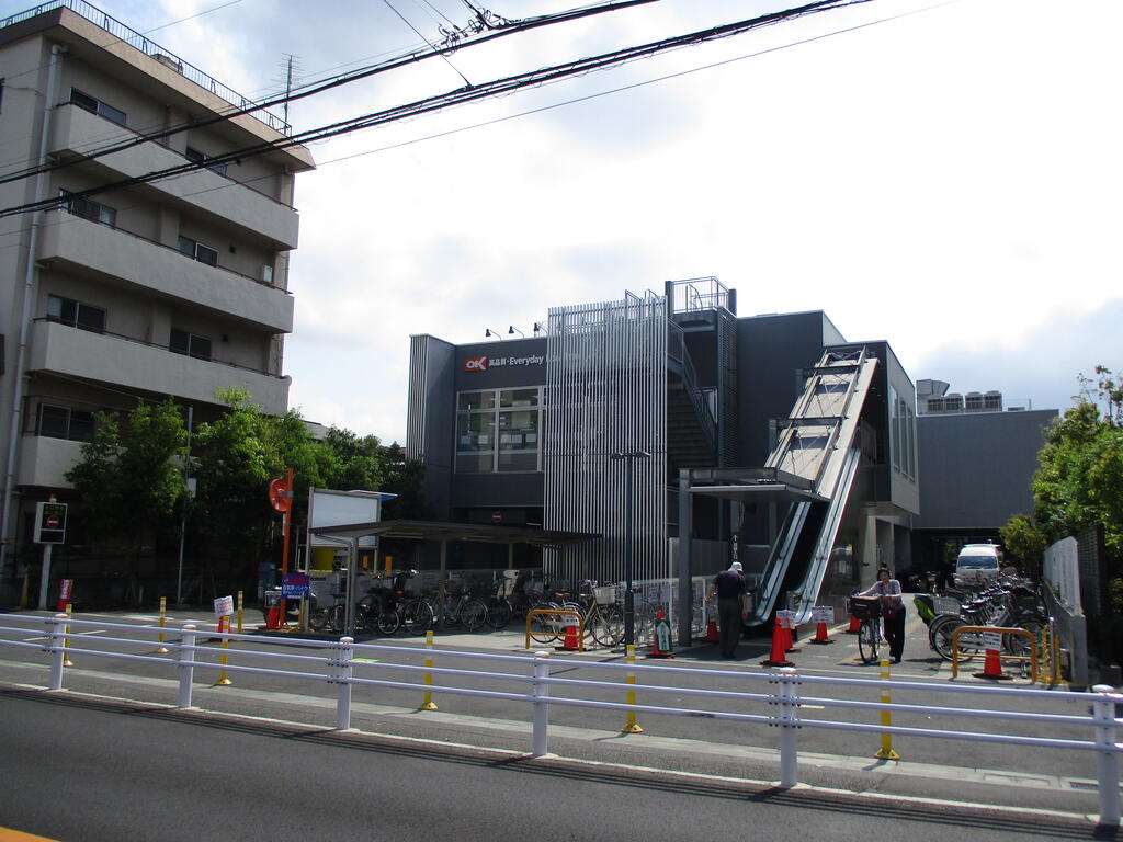 【カーサフロレスタ西馬込弐番館のスーパー】