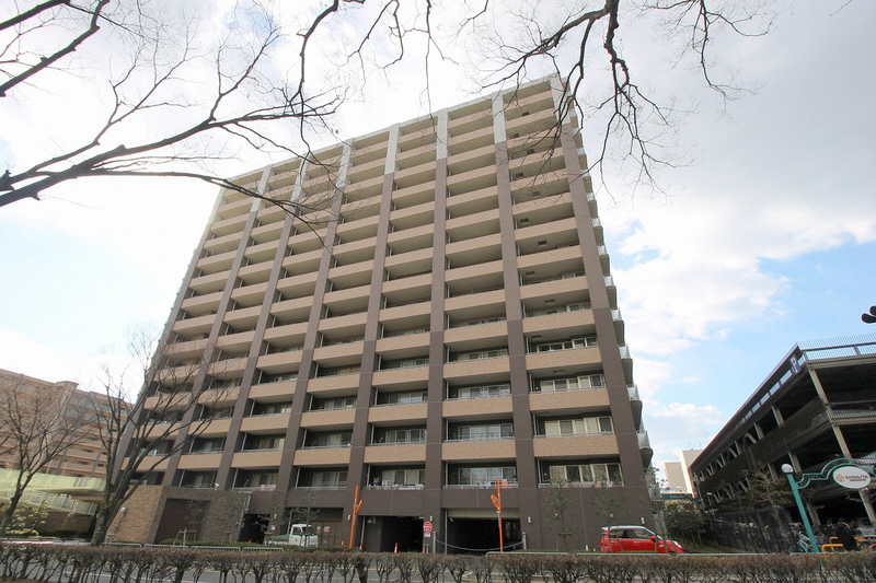 【吹田市津雲台のマンションの建物外観】