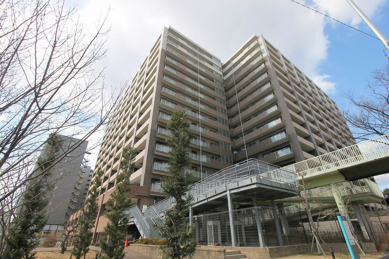 【吹田市津雲台のマンションの建物外観】