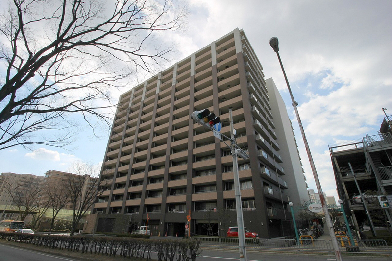 【吹田市津雲台のマンションの建物外観】