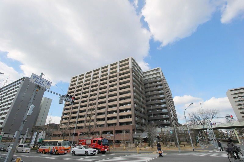 【吹田市津雲台のマンションの建物外観】