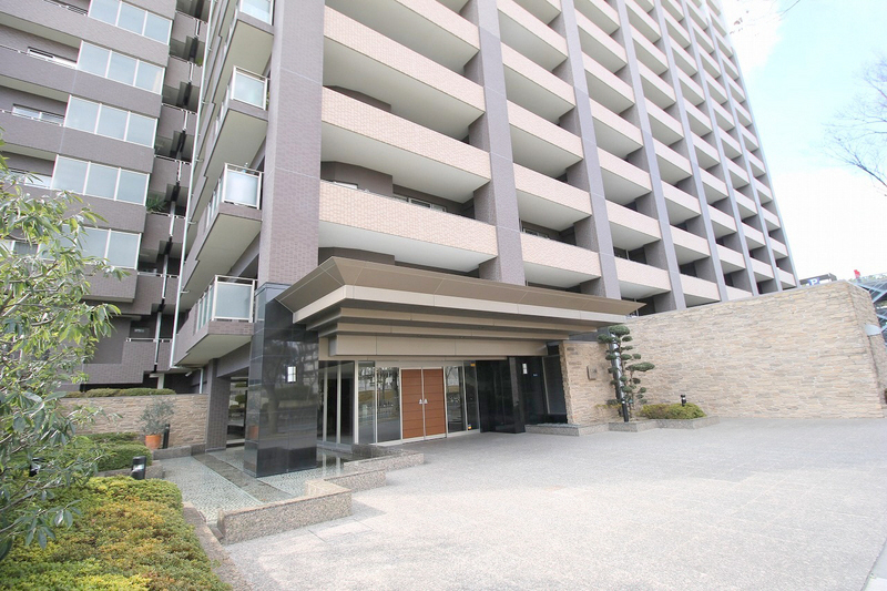 【吹田市津雲台のマンションのエントランス】