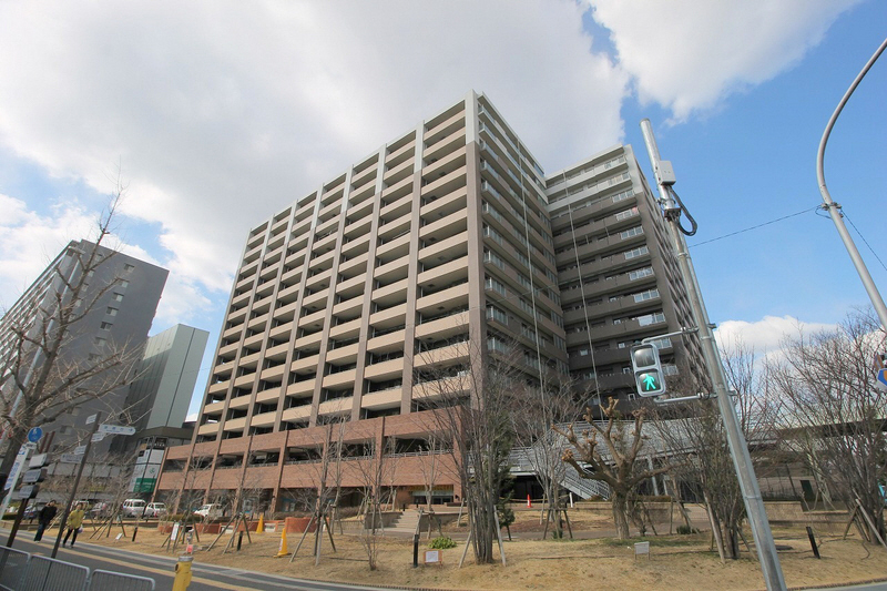 吹田市津雲台のマンションの建物外観