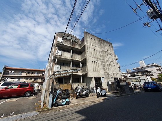 広島市安佐南区緑井のマンションの建物外観