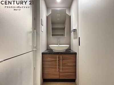 洗面設備　アメニティ収納棚ありの独立洗面台です