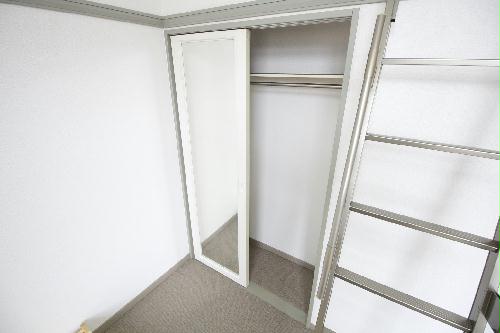 収納　お洒落なミラー付きのクローゼットです☆