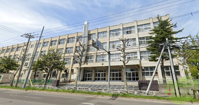 中学校　札幌市立八条中学校（中学校）まで897m