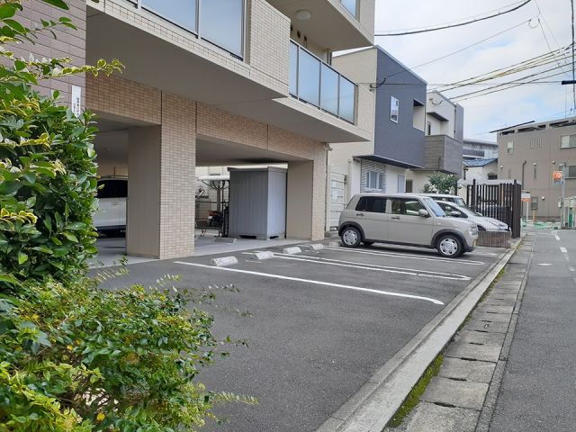 【春日サンコービルの駐車場】