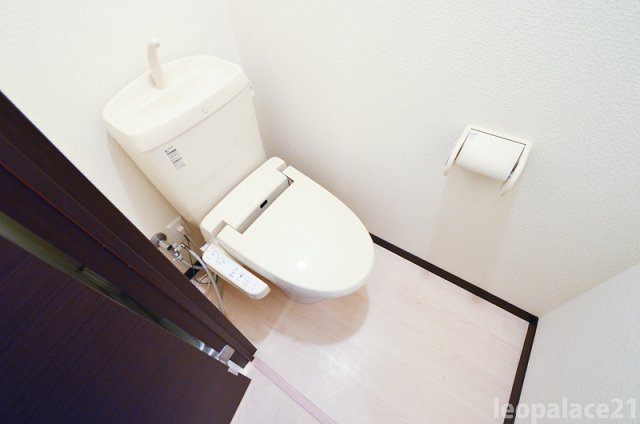 トイレ　同物件別号室の写真です。