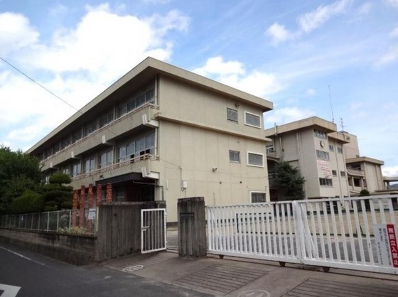 【岡山市中区東川原のマンションの小学校】