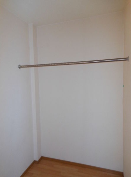 収納　もぅ　着ていない服は断捨離しましょうね