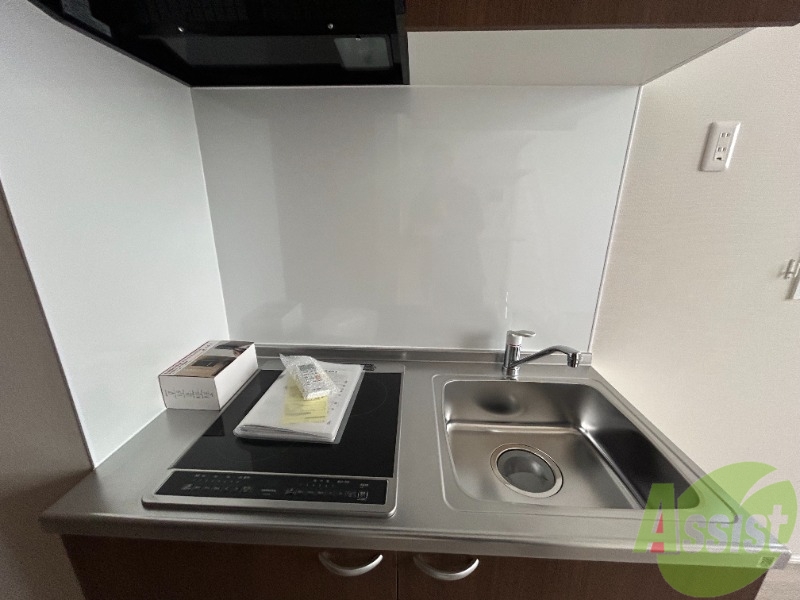 キッチン　２口のＩＨコンロが備え付きですので、買わずに済みますね。