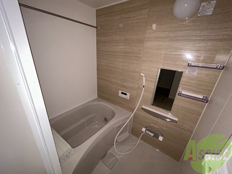 バス・シャワールーム　浴室には浴室乾燥機と追炊きがついており、非常に便利です。