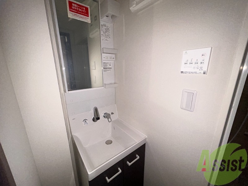 洗面設備　独立洗面台がございます。朝の支度はここで済ませましょう。