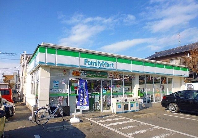 コンビニ　ファミリーマート（コンビニ）まで400m