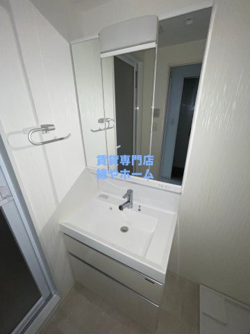 洗面設備　独立洗面台、小物を置くことができて便利です