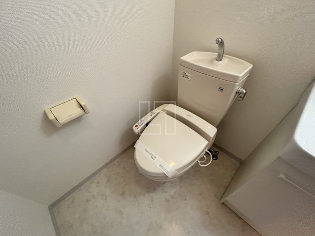 トイレ　アーデン和泉町　温水洗浄便座