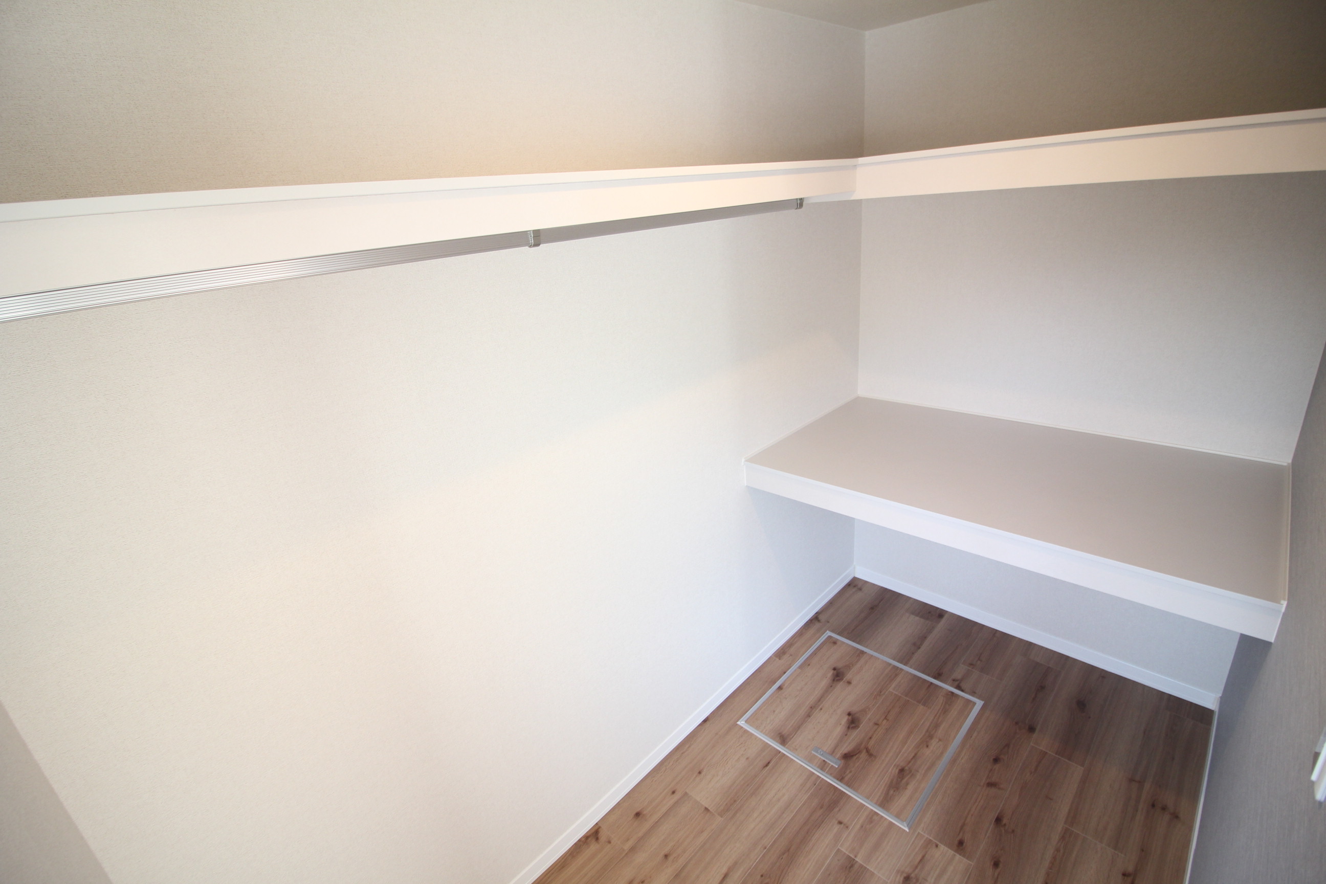 収納　たくさん収納できるウォークインクローゼットです♪