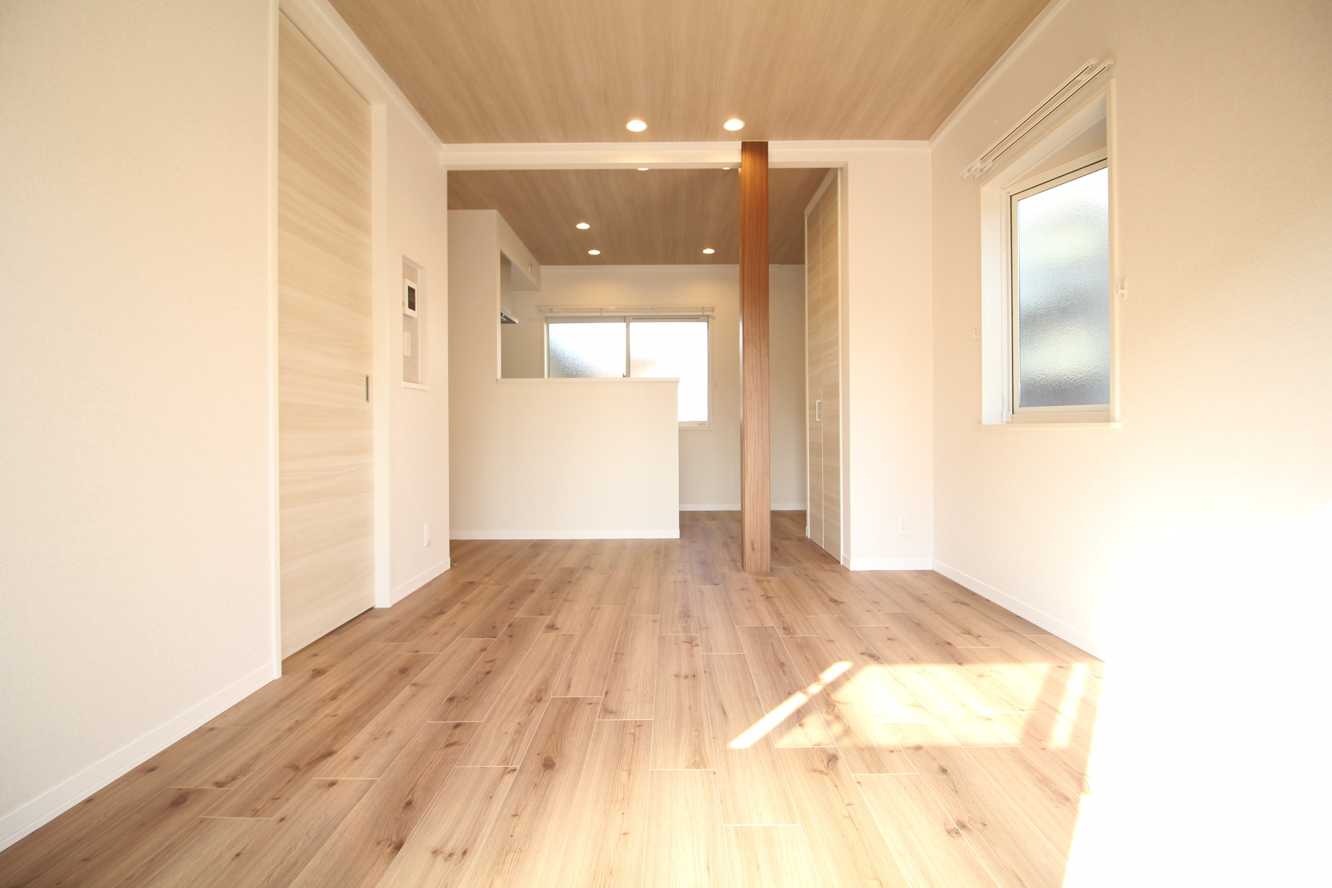 居室・リビング　木目のフローリングが綺麗なLDKです♪