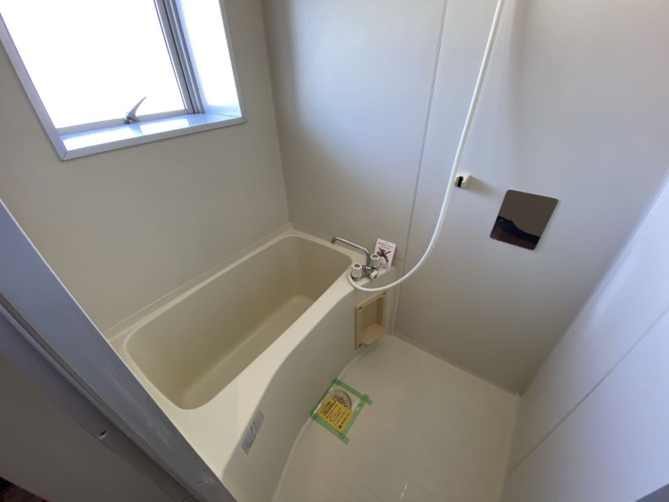 バス・シャワールーム　浴室窓があります