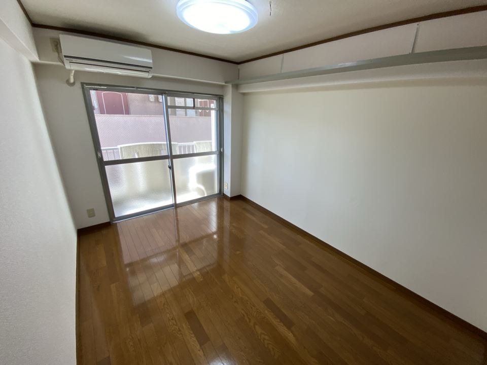 居室・リビング　６畳の洋室です