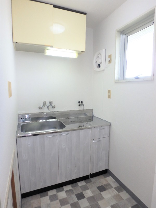 キッチン　窓付きで明るいですね