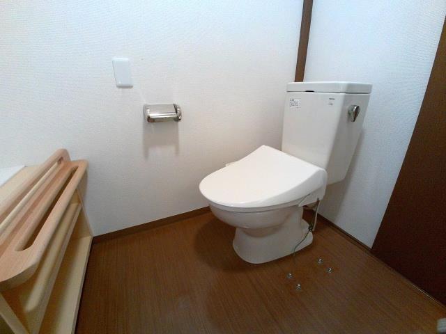トイレ　温水洗浄便座付き!!