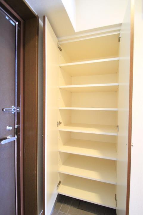 玄関　シューズＢＯＸも高くて収納力◎!!