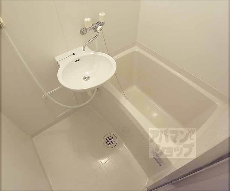 バス・シャワールーム　バスルームです。