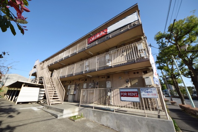 建物外観　～青い空、白い雲～