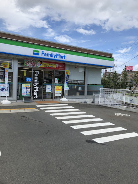 コンビニ　ファミリーマート秀栄関戸五丁目店（コンビニ）まで825m