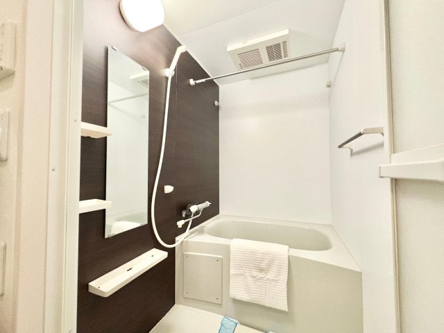 バス・シャワールーム　浴室乾燥機付きなので、雨の日でも室内干しが出来て安心です