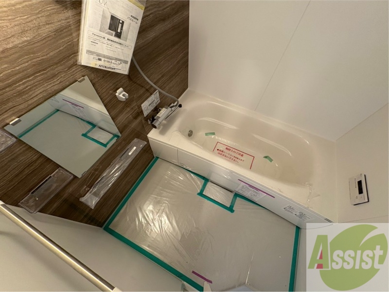 バス・シャワールーム　お風呂です。広々したバスでゆっくりくつろげます。