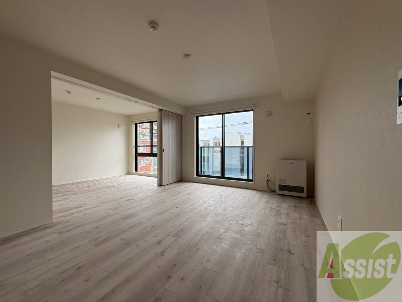 居室・リビング　フローリングや壁の色がお洒落な印象のリビングです。