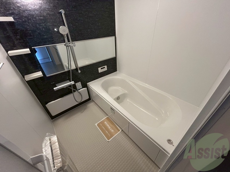 バス・シャワールーム　足を延ばし入れそうな浴槽です。一日の疲れを癒しましょう。