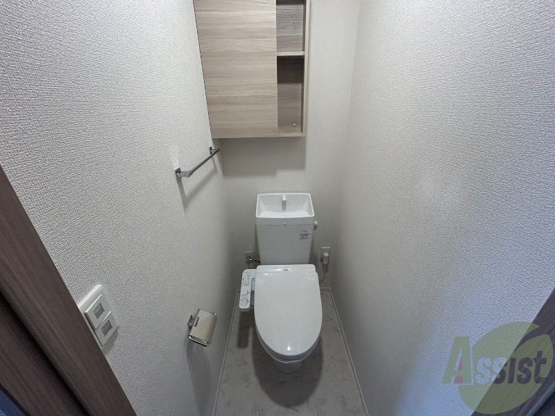 トイレ　温水洗浄便座です。清潔感、広さともに問題無しです。