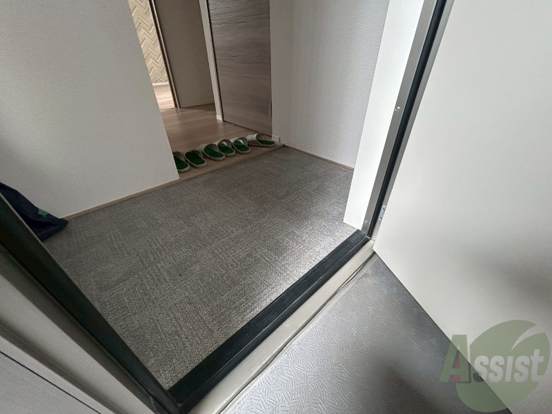 玄関　シンプルな玄関です。立ち回るのに十分なスペースがあります。