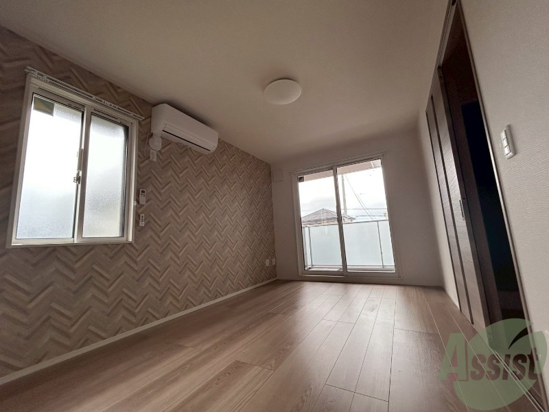 居室・リビング　広々としたリビング。明るく開放的な雰囲気のお部屋です。