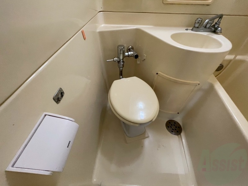 トイレ　ユニットバス内のトイレです。一人暮らしなら十分ですね。