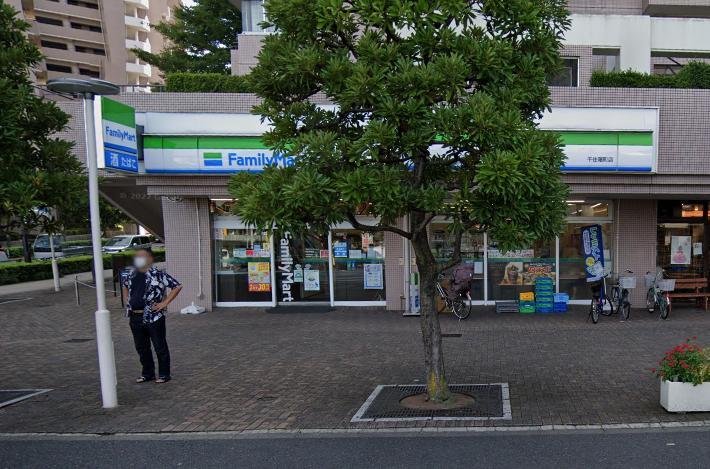 コンビニ　ファミリーマート（コンビニ）まで130m