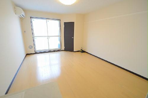 居室・リビング　１Ｆ　フローリング　２Ｆ　カーペット