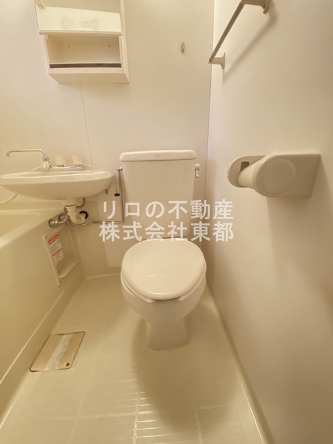 トイレ　白基調で清潔感のあるトイレです♪