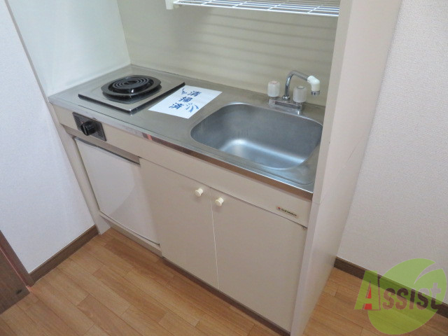 キッチン　一人暮らしには十分な大きさのキッチンですね。