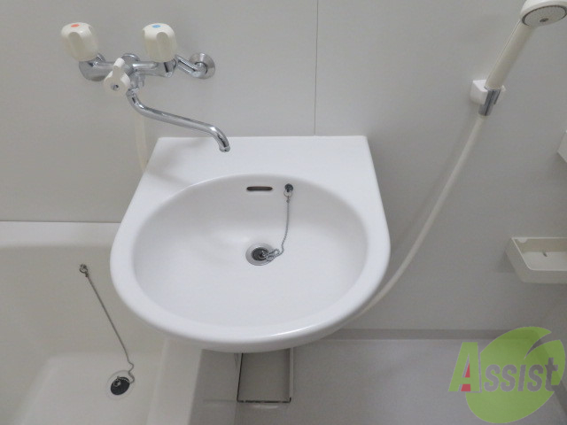 洗面設備　お風呂に入りながらここも掃除できちゃいますね。