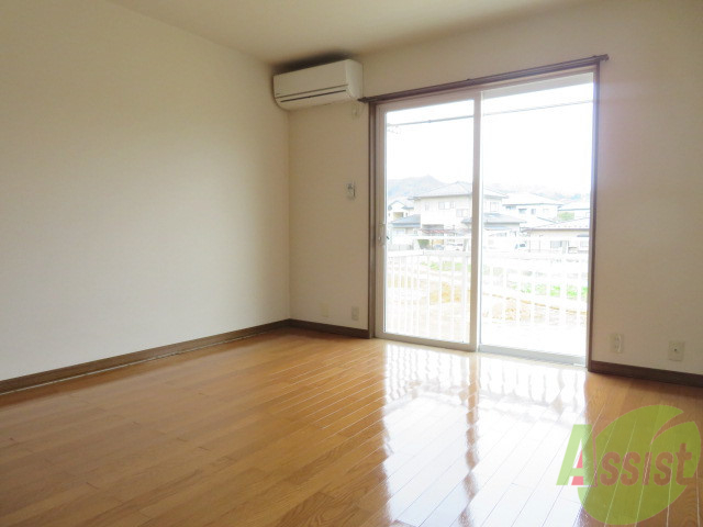 居室・リビング　陽の光が差し込む明るいお部屋は気持がいいですね～