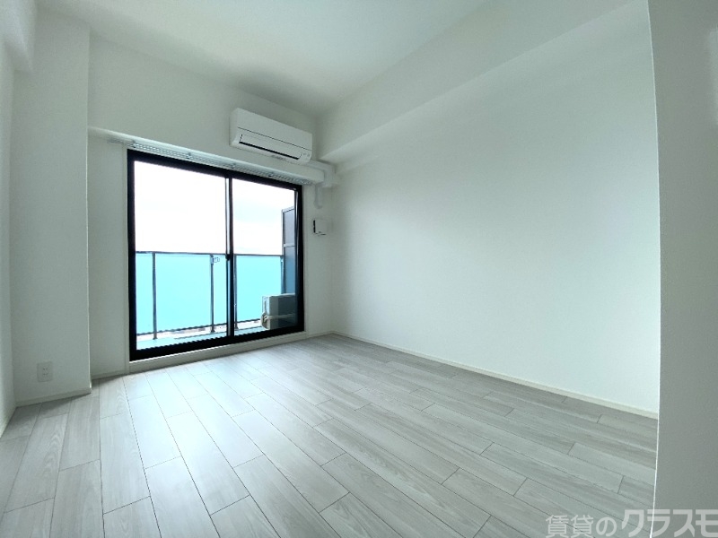 居室・リビング　窓からの光がいい感じです。