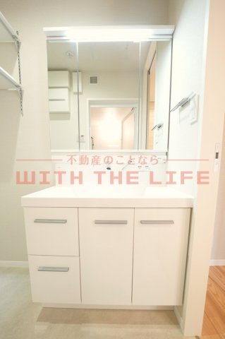 洗面設備　独立洗面台、小物を置くことができて便利です