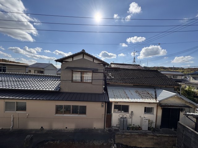 眺望　２階の和室からの風景です　周辺に高層建物がないのでのどかで安
