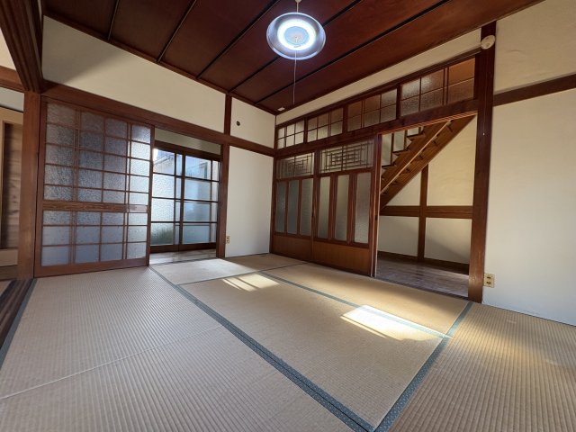 その他部屋・スペース　南向きの縁側から差し込む自然光が畳の懐かしい香りとマッチして
