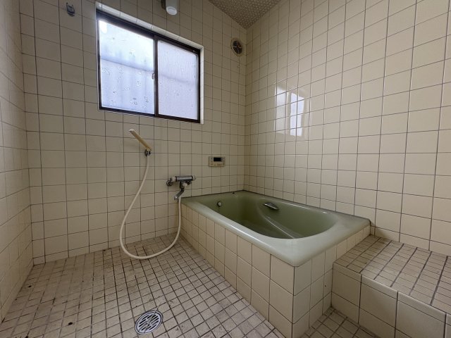 バス・シャワールーム　小窓があり開放的です♪　浴槽用のクッションマットを敷けば寒さ